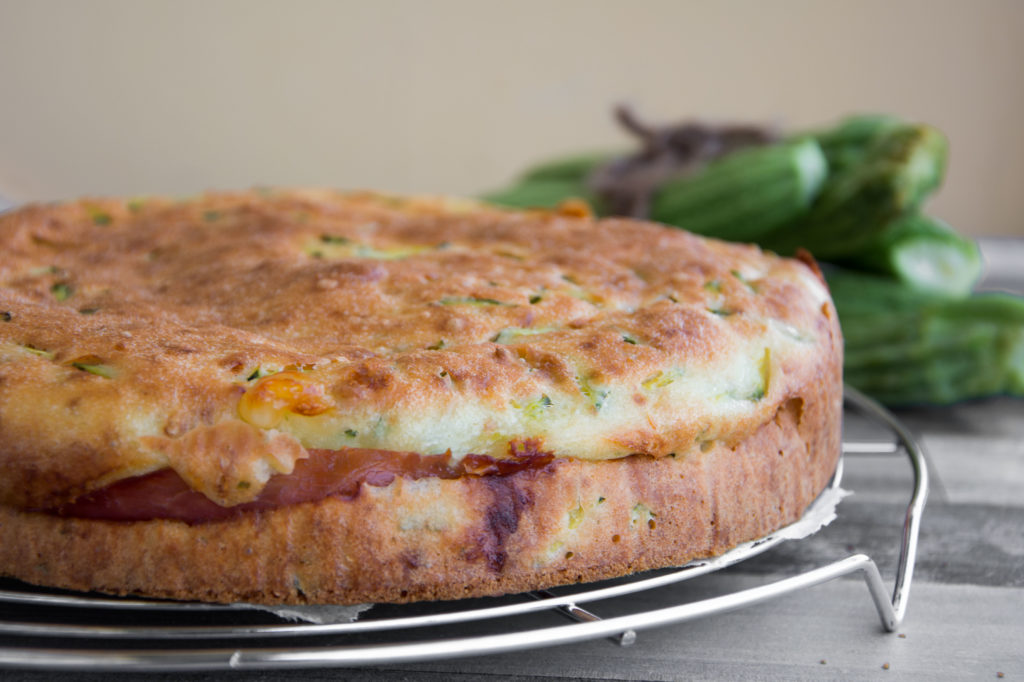 Torta salata con prosciutto e zucchine