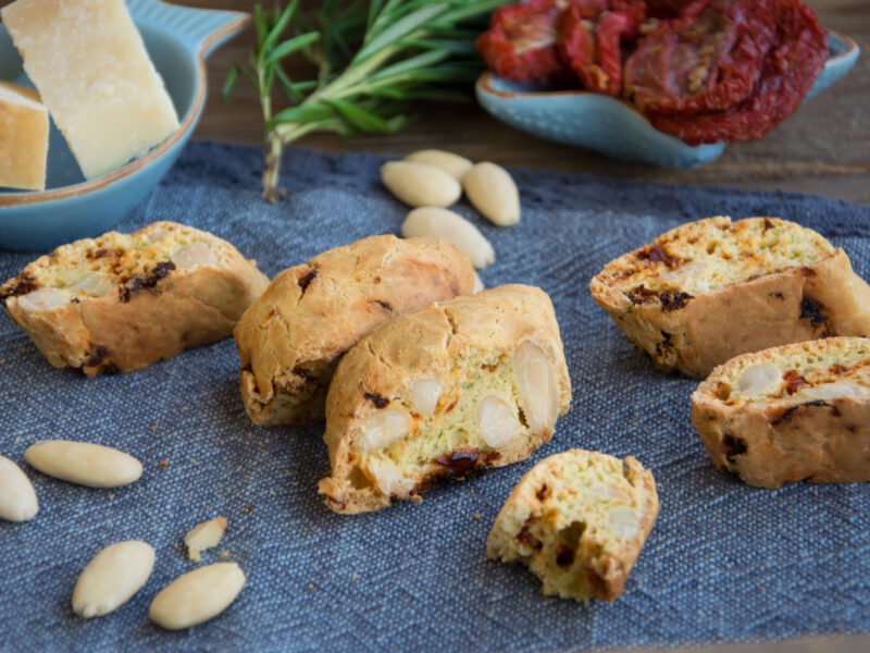 Cantucci al rosmarino e pomodori secchi-Senza glutine per tutti i gusti